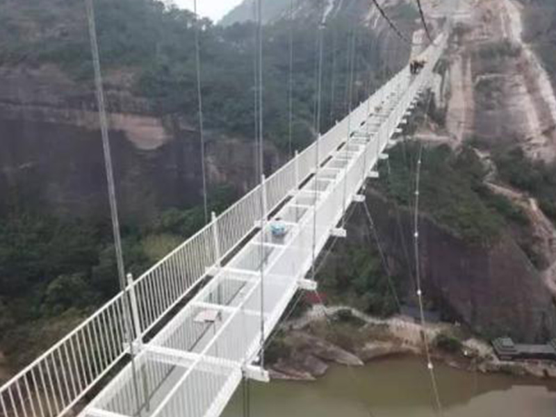 玻璃吊橋受到外國人質(zhì)疑，不遠(yuǎn)萬里來砸橋，結(jié)局讓人很無奈